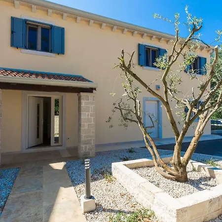 Laura An Villa Kaštelir