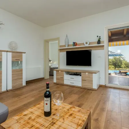 Laura An * Kaštelir