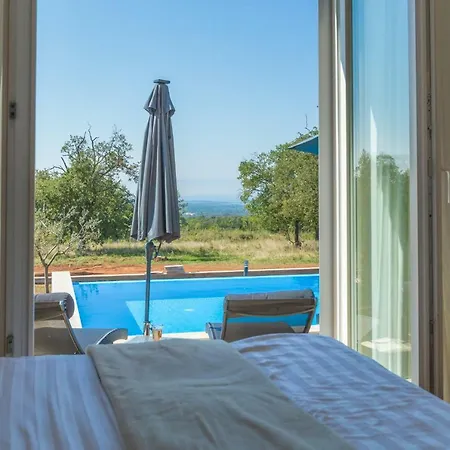 Laura An Villa Kaštelir